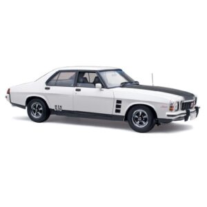 CLASSIC CARLECTABLES 1:18 1976 HOLDEN HX MONARO GTS COTILLION WHITE (18794)